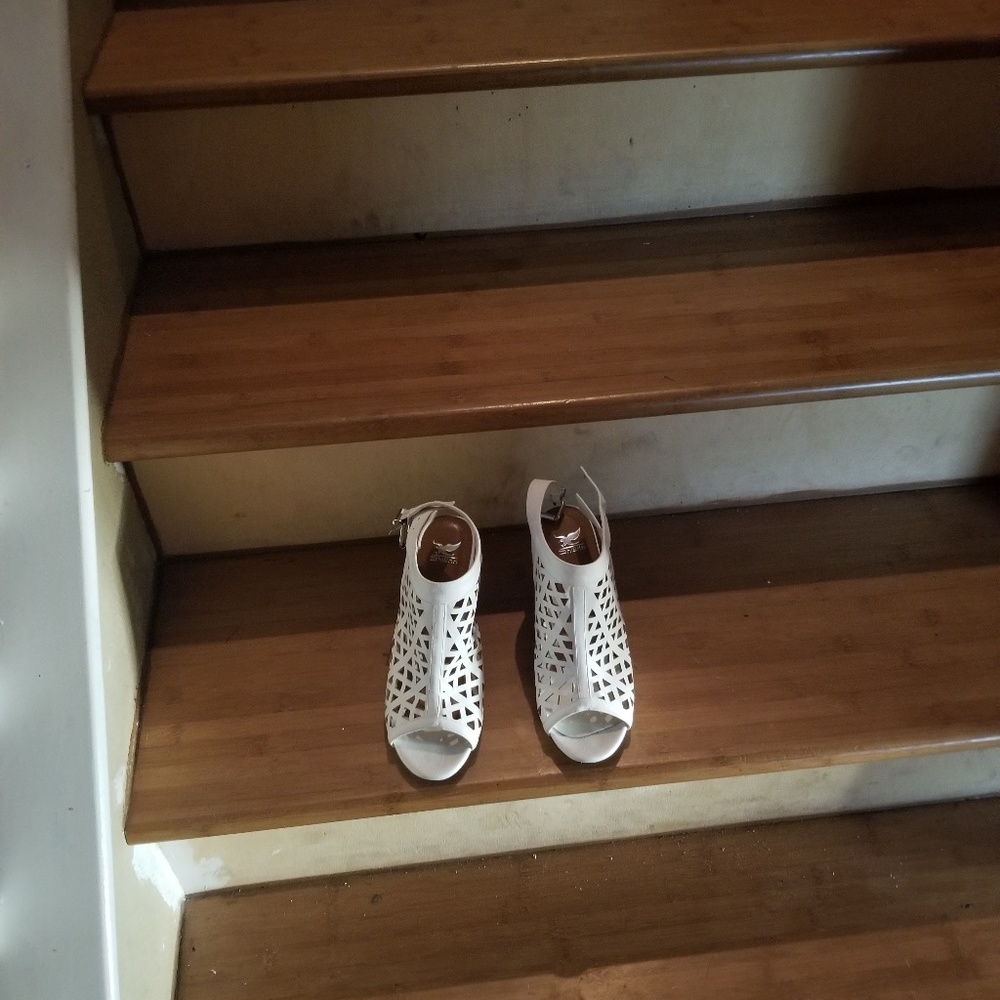 Low heel shoes